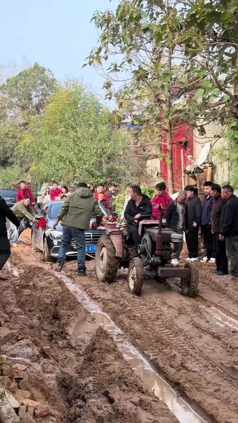 拖拉机拉奔驰，现在还有这种路？
