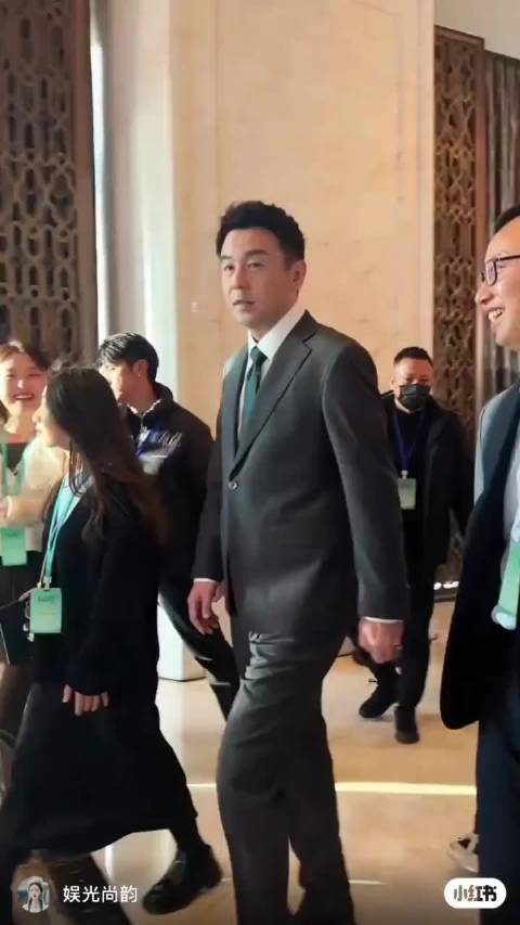 雷佳音虽然头大，但也有帅的时候 西装穿着真的很板正啊