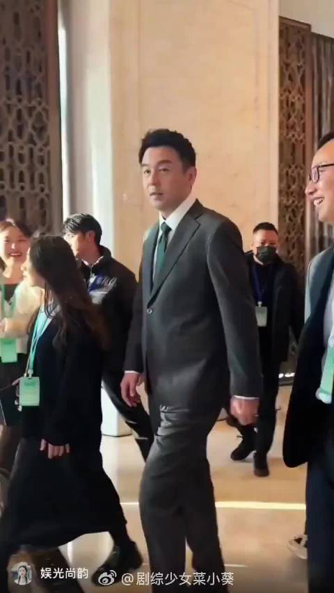 反差感拉满！日常随性到被认错，西装上身的雷佳音，帅气感藏不住