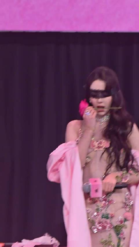 这个迪丽热巴太会媚了！