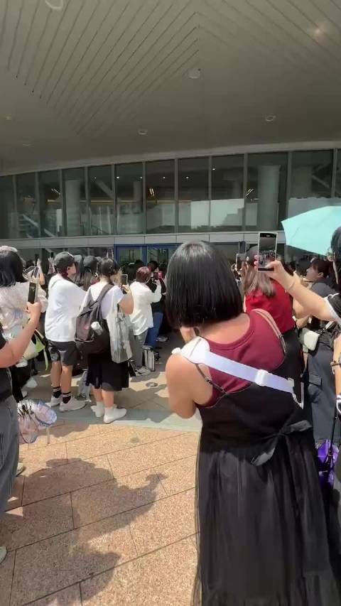 虚拟男团Plave上班路透，坐商务车还是货车