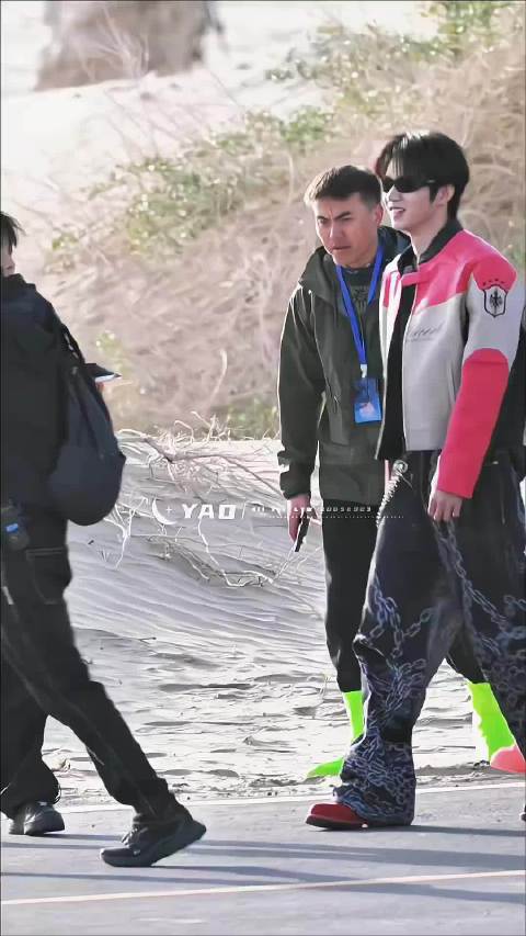 刘耀文皮衣墨镜开工状态，快乐小狗塑含金量上升
