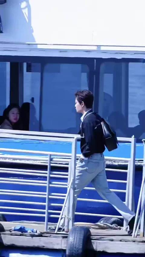 丁禹兮冷脸拎行李，嘴硬心软显贴心