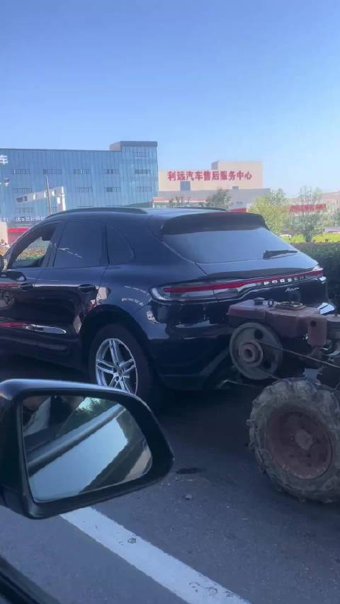 拖拉机撞上保时捷