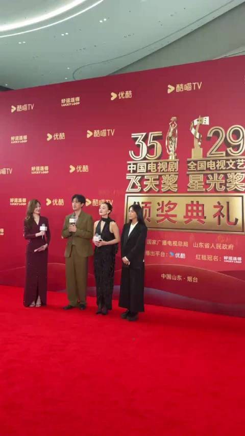 今天的深V红毯look完全为了match