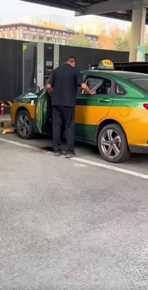 出租车司机累到吐血，地上一滩血出血量很大，身体已经亮红灯，别太拼命了