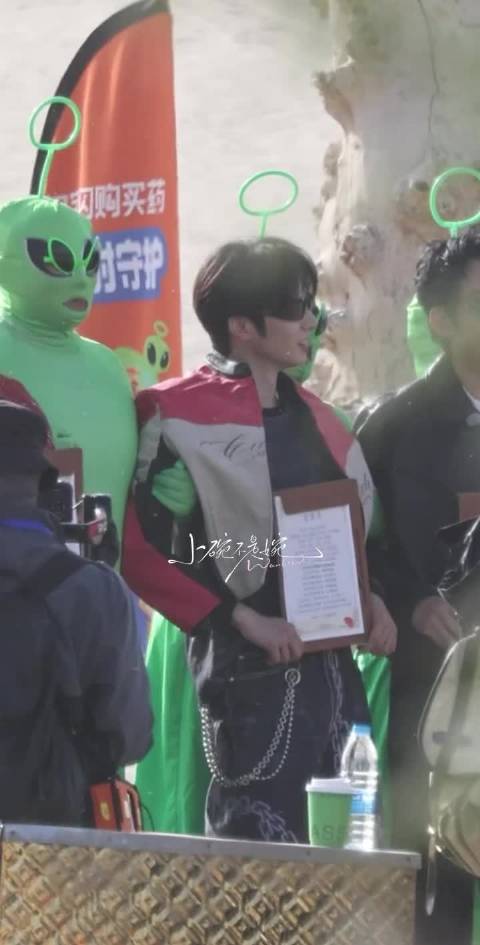 刘耀文录制宇宙闪烁被绑还笑，天线错位像自己长出