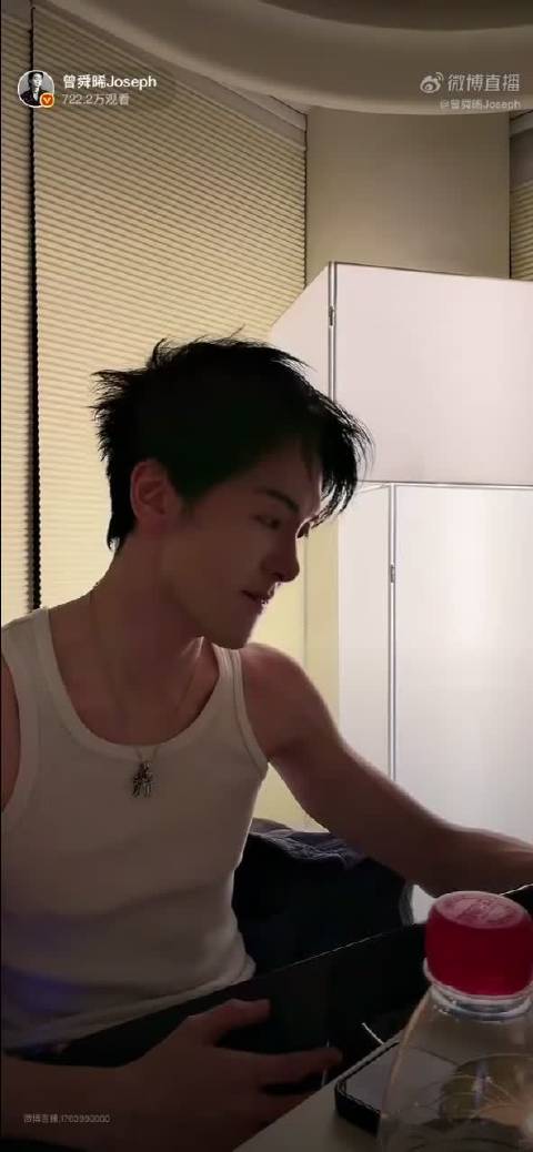 曾舜晞生日直播状态绝了，帅成男大，歌声温柔治愈，宠粉细节满满
