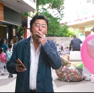 乍一看原本以为是个流浪汉，结果是雷佳音，你真的吓到我了