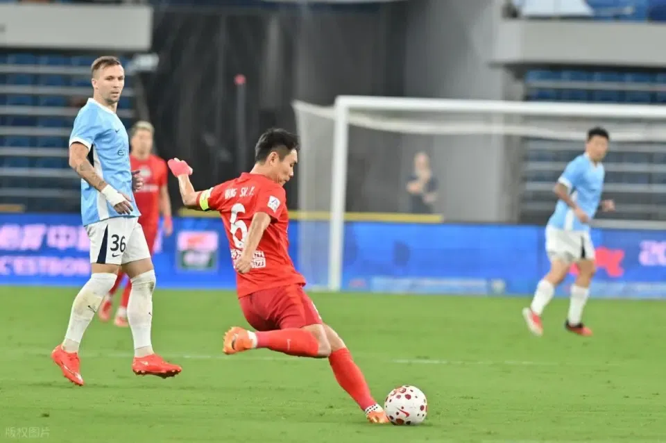 随着河南2-2、北京国安3-0、上海海港4-2，中超最新积分榜出炉