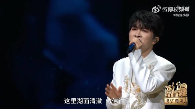 周深再唱《归来》致敬先烈，歌词句句戳心，这波敬意拉满