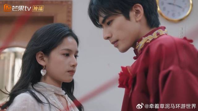 陈异一身红袍当伴郎，大伙起哄和苗靖牵红线，让人心动
