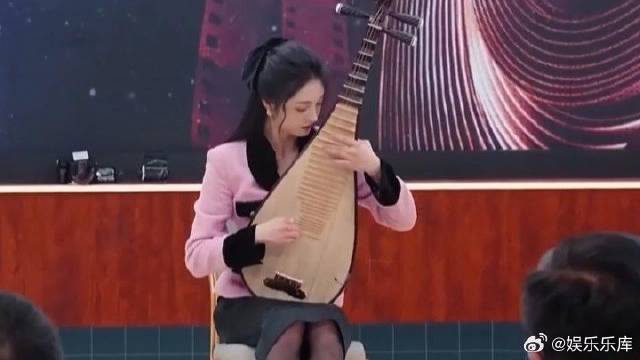 周洁琼长得太漂亮，台上琵琶弹奏《铁血丹心》，吴镇宇都听醉了！