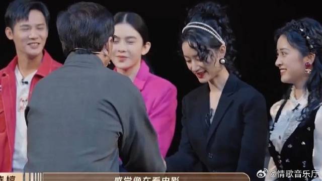 多少人的偶像！成龙主动跟新人演员握手，郭晓婷直呼像在看电影！