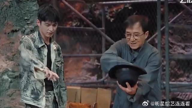 成龙现场教新人演员打戏，再现经典帽子戏法，全场都看过瘾！