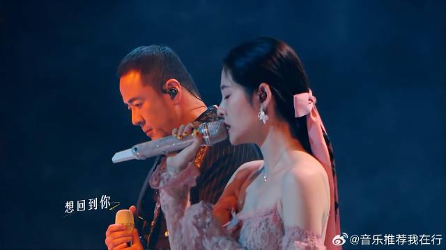 张碧晨杨坤合唱伤感情歌，表演情真意切，看得人落泪！