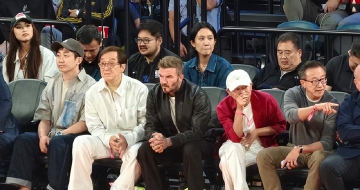 马云又现身了：红衣抢镜 笑容灿烂！