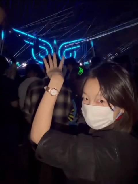 没想到周冬雨国庆蹦了上海EDC？！