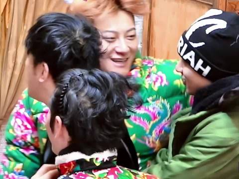 三个人躺在沙地上看流星，这个画面放在任何节目里都很美好