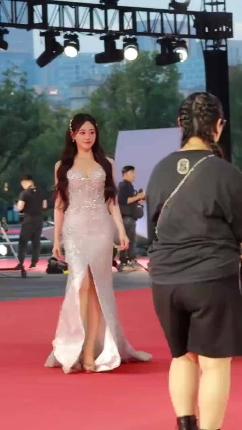 祝绪丹红毯造型直拍