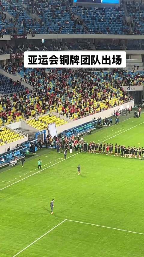 亚运会铜牌成员出场，胡荷韬、木塔力甫、贺一然和拜合拉木，接受球迷的欢呼！