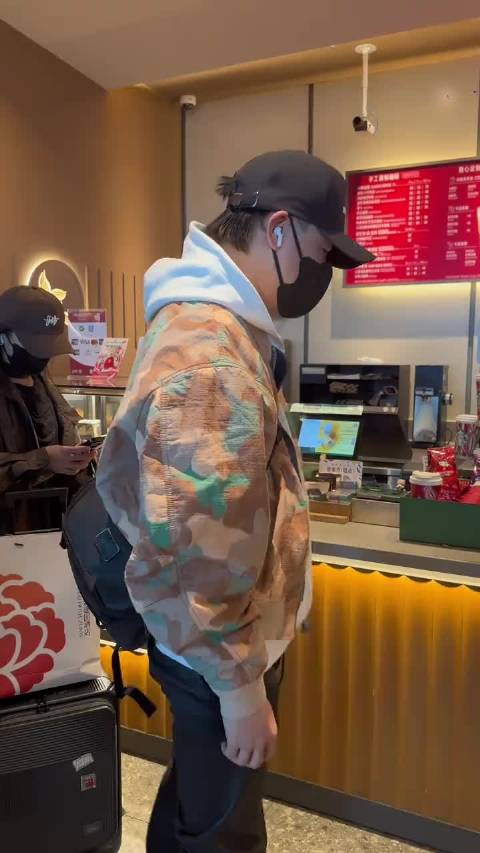 哈哈哈哈哈哈哈哈哈哈看清是什么之后胡彦斌也被吓一跳