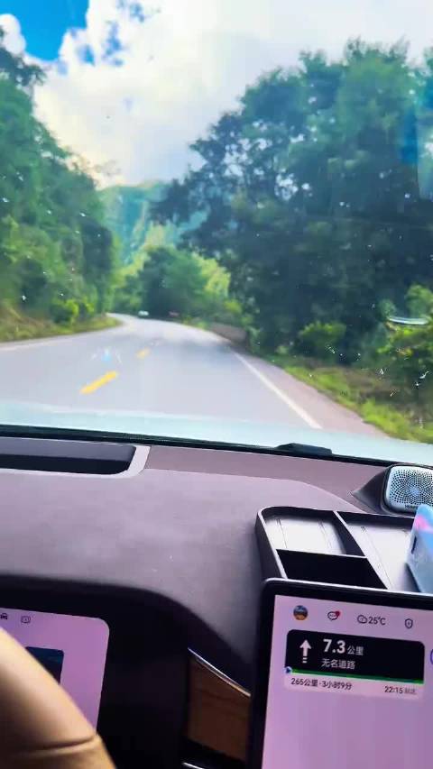 以前觉得问界M7 ADS跟车远、变道慢是“怂”…