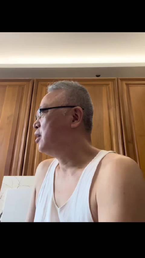 男子多年前半路车子故障，在家庙附近撞见一位老头…
