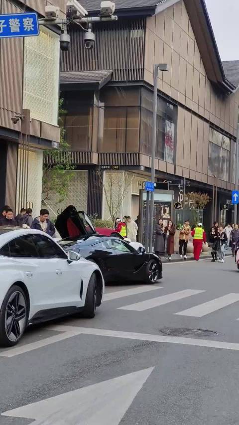 迈凯伦副驾下来的美女吸引了所有路人目光