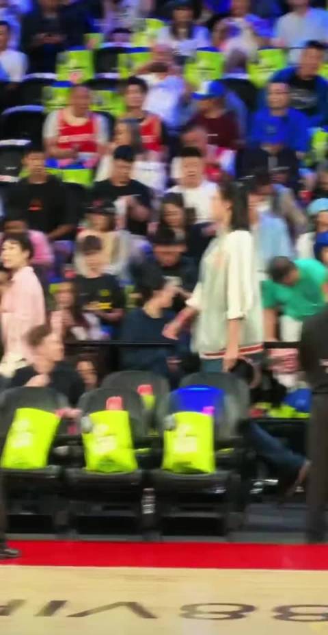 昨晚的NBA中国赛，丁俊晖也在现场观战！ 赛后还和粉丝合影~ 了不起的斯诺克