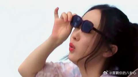 霍思燕走玻璃栈道吓到腿软，网友直呼矫情！杜江演播室霸气护妻