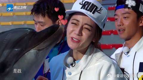 迪丽热巴被海豚疯狂亲吻，鹿晗一旁羡慕：好可爱啊！