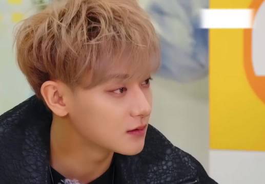 黄子韬习惯性搂腰，刘耀文习惯性掰开，这个互动频率高到可以剪成一个合集