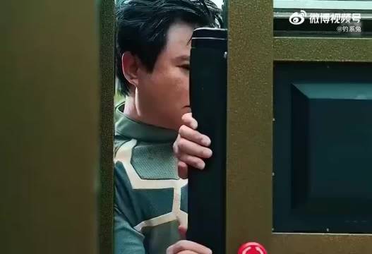 机器人沈腾去充电，结果把4S店充没了
