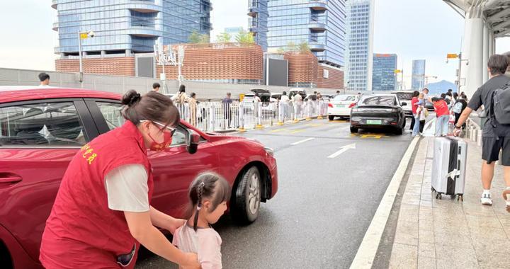 一抹“志愿红” 温暖团圆路 !广州南站党员先锋志愿服务队护航假期大客流出行 一抹“志愿红” 温暖团圆路 !广州南站党员先锋志愿服务队护航假期大客流出行