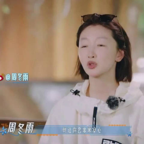 看他双手合十沉静的样子，下一秒突然搞怪，这种反差真的越看越上头