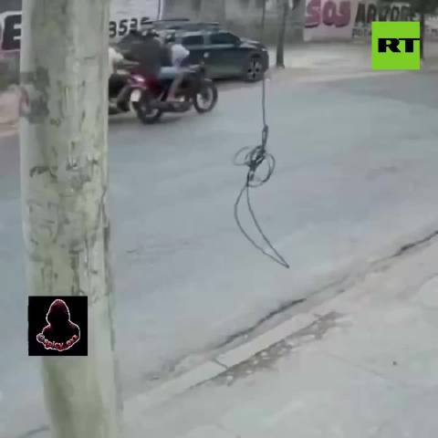 巴西男子与偷摩托抢匪搏斗，掐住几分钟后放手，小偷随后逃跑