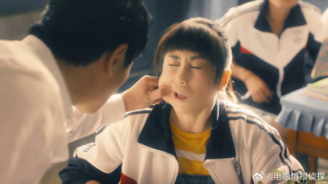 夏洛醉酒穿越回校园时代 以为是做梦，狂掐马冬梅的脸验证