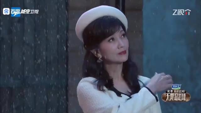 岁月不败美人！赵雅芝再演冯程程风采依旧，一出场被狠狠惊艳！