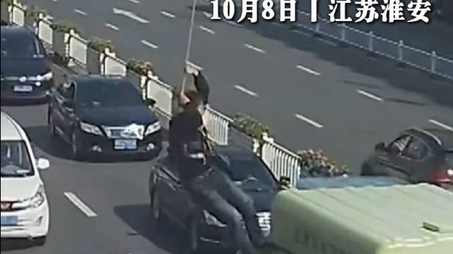 一男子天桥作业不慎掉落，危急时刻公交车用车顶接住
