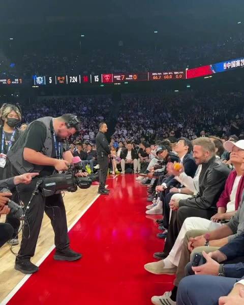 成龙、大卫·贝克汉姆和马云一同现身2026年NBA中国赛场边观赛！