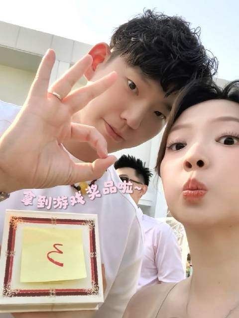 黄雅琼发布vlog参加郑思维婚礼，刘雨辰不断在和各种孩子玩，他就是孩子王吧！
