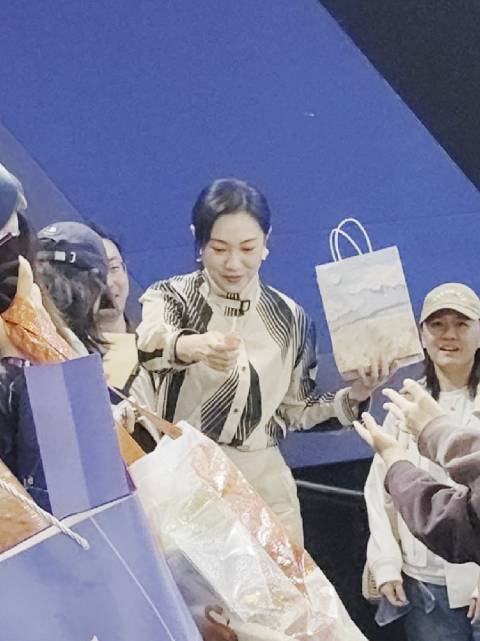 活动结束后，王佳佳走到观众席里给粉丝送糖， 粉丝开心到全身发抖