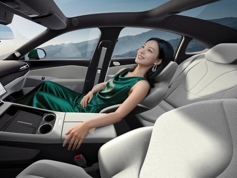 颜值实力派！极狐阿尔法S5答10-15万新能源轿跑怎么选？