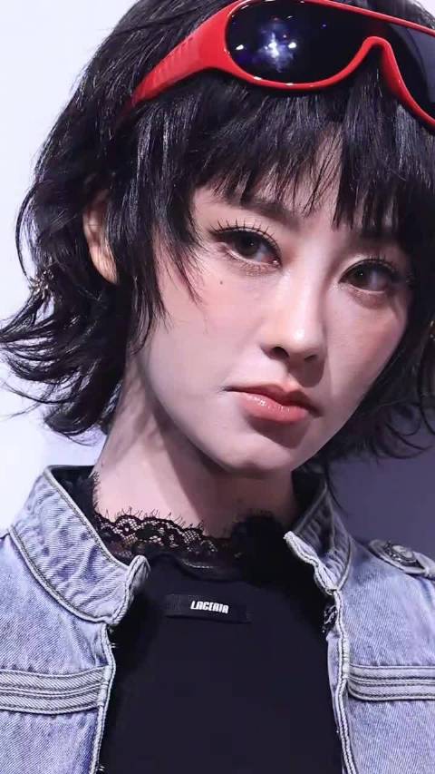 祝绪丹尝试了新风格，有点儿没认出来