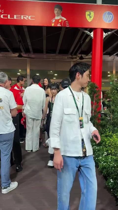 林俊杰与女友七七看完F1后牵手离场
