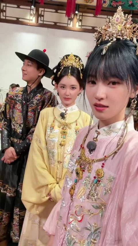 黄灿灿你是怎么说服蒋依依高至霆同意跟你拍视频的！哈哈哈哈哈哈我服了呀！