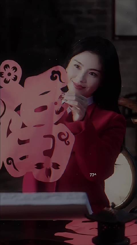 她像是含苞待放的花骨朵