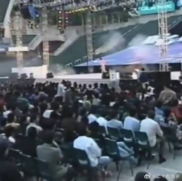 王菲产后复出参加的第一个颁奖礼~当时很喜欢的一首歌！