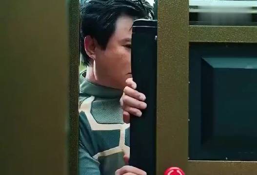 “机器人沈腾充电结果把4S店充没了”